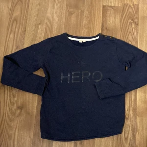 Tjocktröja  - Köparen står för frakten! Blå tjocktröja utan luva.  Text: ME: HERO Liteöppen på baksidan titta på bild 2 för att se 
