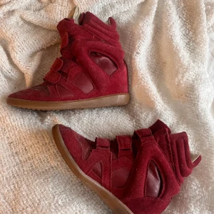 Isabel marant skor - Säljer mina snyggaste isabel marant skor i vinröd färg
