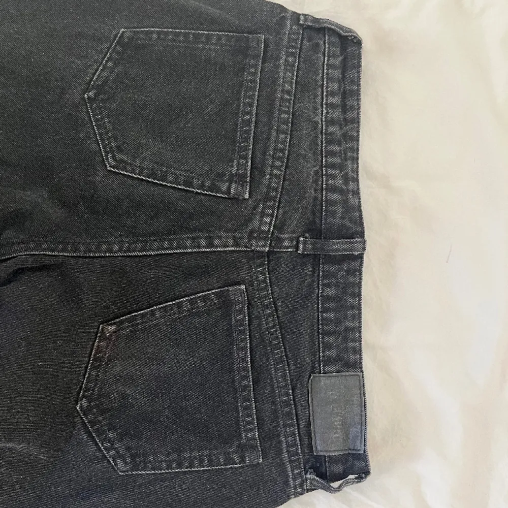Lågmidjade jeans från weekday i modellen arrow. Bra skick!. Jeans & Byxor.