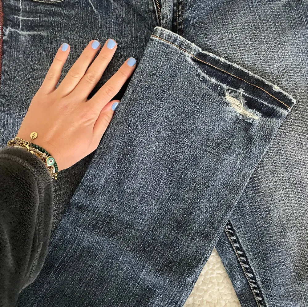 Ett par vintage jeans köpta på Sellpy. Väldigt snygga men inte tillräckligt bootcut för min smak. Skulle säga att det är en minibootcut. Väldigt unika! Midja 44 och innerbenslängd 84.. Jeans & Byxor.