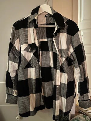 Skjort jacka - Jacka från gina, knappt använd.