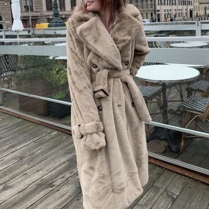 Kappa päls NAKD  - En beige längre kappa i mjuk ”päls” från NAKD (HannaLicious kollektion) 🫶🏼bälte i midjan, fickor och knappar, helt perfekt höst/vinter kappa! Jättefint skick ✨