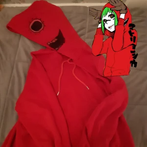 Gumi cosplay  - Säljer en hoodie som tillhör gumi(megapod) super bra kvalite då den endast är andvänd till två konvent+provad. Trycket på luvan är handmålat av mig med fabric markers! Kontakta innan köp❤
