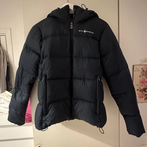 Sailracing jacka - Jag säljer denna sailracing jackan då den har blivit för liten, den är välanvänd och har inte gått sönder någonstans. 