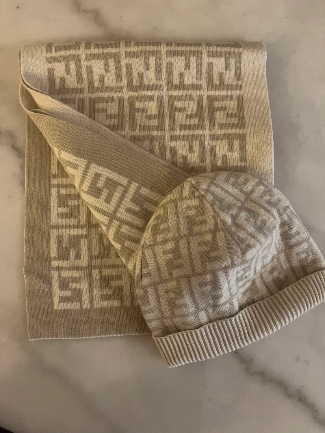 Fendi mössa + halsduk i ren ull