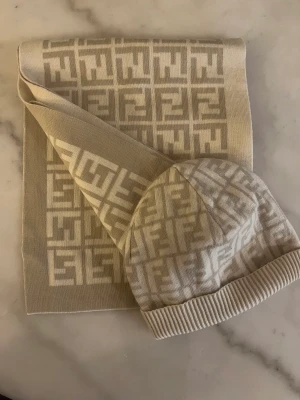 Fendi mössa + halsduk i ren ull - Fendi set för vintern i beige.