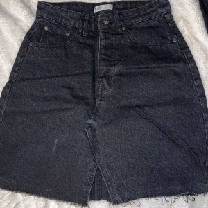 Svart jeans kjol - Säljer denna snygga svarta jeans kjolen, använd en gång! Pris kan diskuteras 🎀