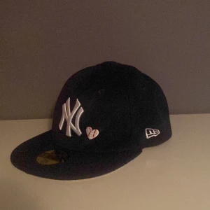 New Era keps - Det keps från new era storlek 7 5/8 eller 60.6 cm. Knappt använd endast testad