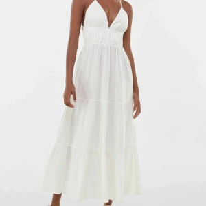 Vit sommarklänning från bershka - Säljer denna populära sommarklänning från bershka. Den är lång och vit med öppen rygg. Skitsnygg verkligen. Min har fått en liten fläck längst ner som kanske kan gå bort om man anstränger sig, men annars syns den knappt! 