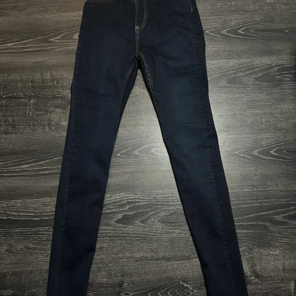 Dessa är ett par oanvända mörk blåa jeans från lager 157. Tighta och figurnära. . Jeans & Byxor.
