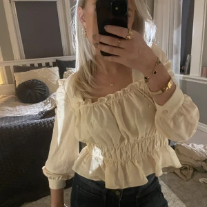Beige/gul blus  - Jätte vacker topp💓💓 super bra material! 