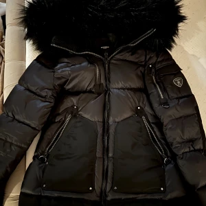 Rockandblue Valencia  - Säljer min rockandblue jacka som jag knappt haft i 1 år. Köpte jackan från Nelly för 4300 och säljer den nu för 3000 kr. Jackan är i jätte fint skick, inget fel med den alls eftersom den inte kom till mycket användning pga storleken. Pris kan diskuteras