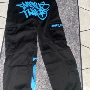 Minus two  - Jag köpte dessa byxorna till min sån och dom var små på han så tänkte sälja dom. Helt nya. Priset kan diskuteras 