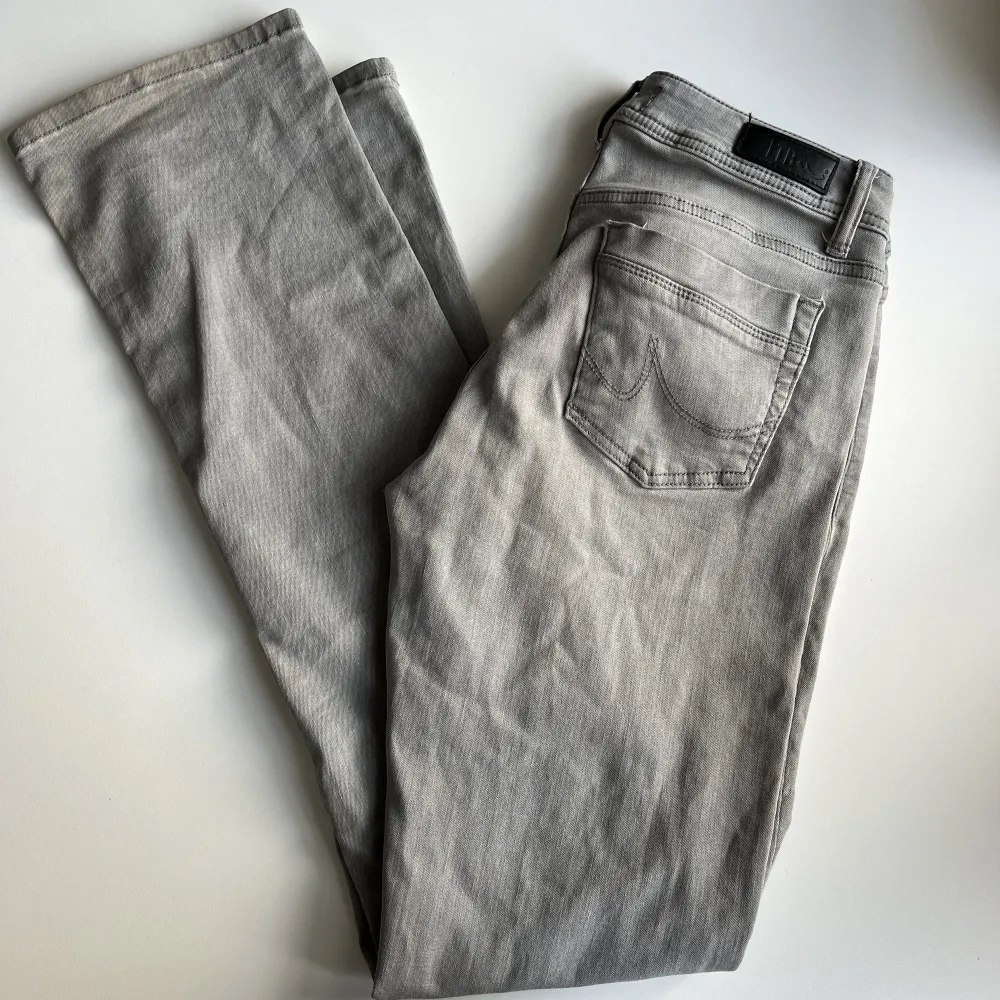 De populära ltb jeansen, perfekta i benen på mig som är 176✨ Innerbenslämgd 87 cm, midjemått tvärsöver 38 cm. Pris kan diskuteras🌸. Jeans & Byxor.