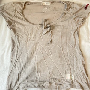 Odd Molly t-shirt -  Använd och har bara en roset på ena axeln men jag tror den ser ut så k modellen 💗💗Inga anmärkningar!