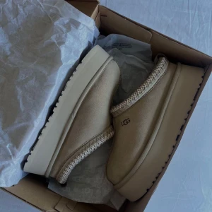 ugg tazz - intressekoll på mina uggs tazz i färgen sand! de är i nyskick & använda ungefär 10 gånger🤶🏼