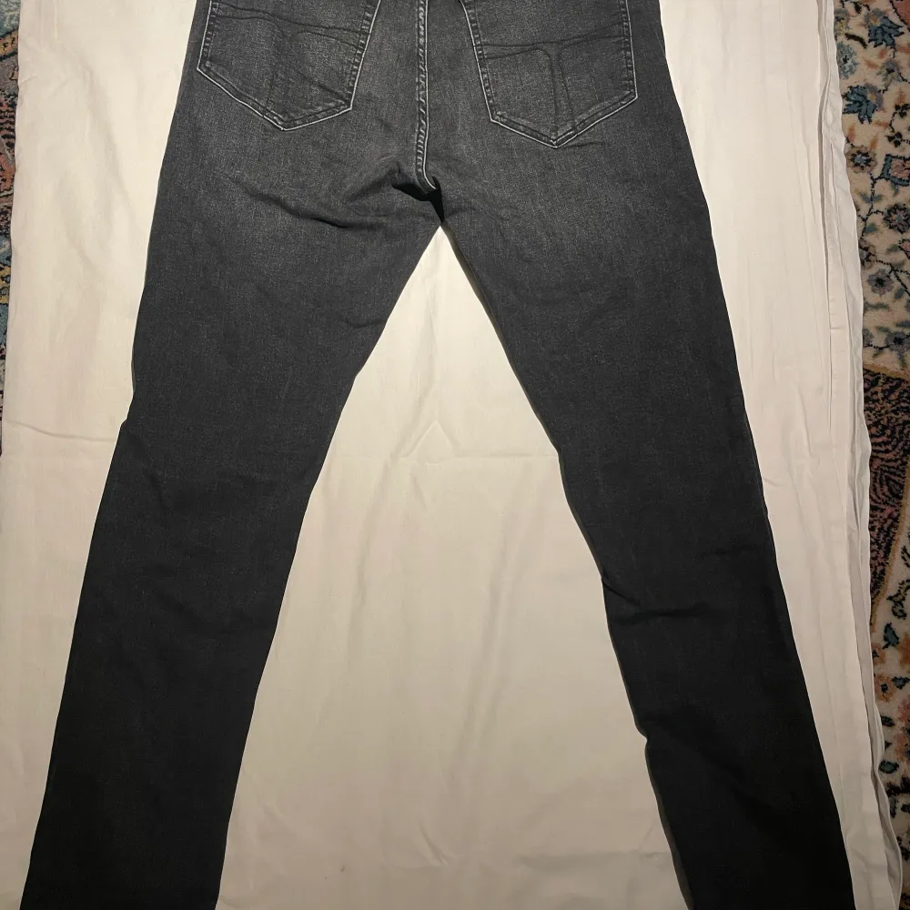 snygga jeans från Tiger of Sweden. helsvart med en del vita toner. small fit. pris kan diskuteras!!. Jeans & Byxor.