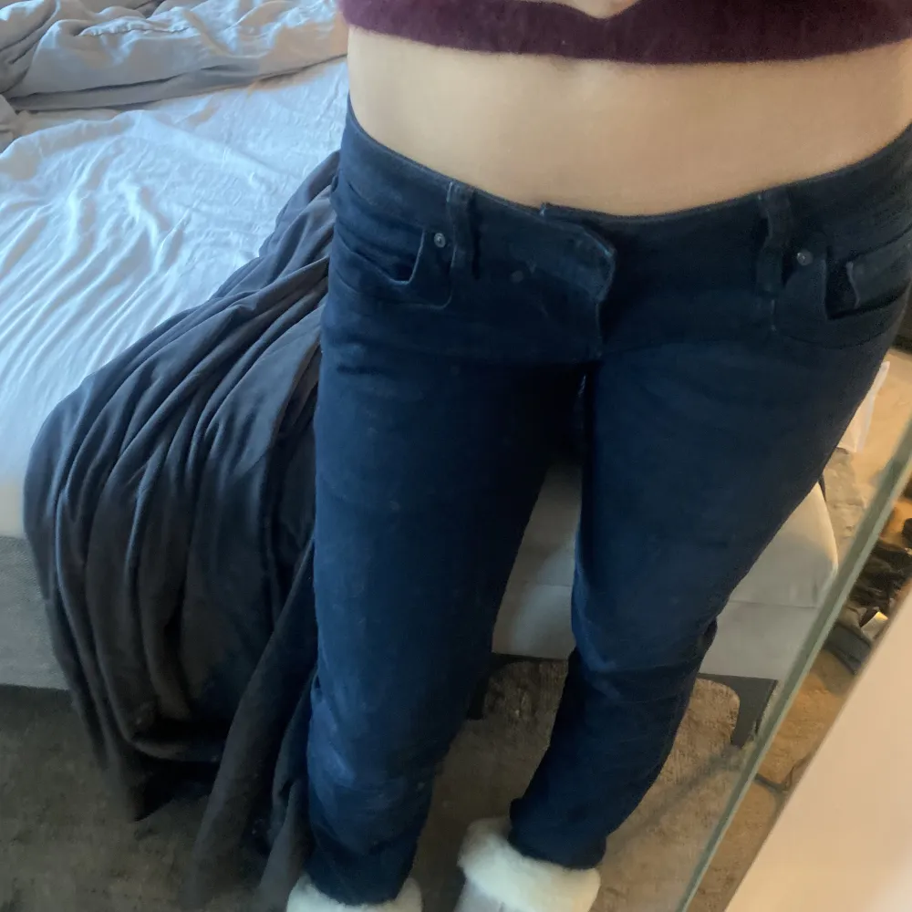 Säljer mina snygg lågmidjade ltb jeans. De är i helt nyskick och ser inte använda ut alls. De var i längd 34 men jag sydde upp de lite. Passar mig som är 166 ungefär. De är slutsålda överallt. . Jeans & Byxor.
