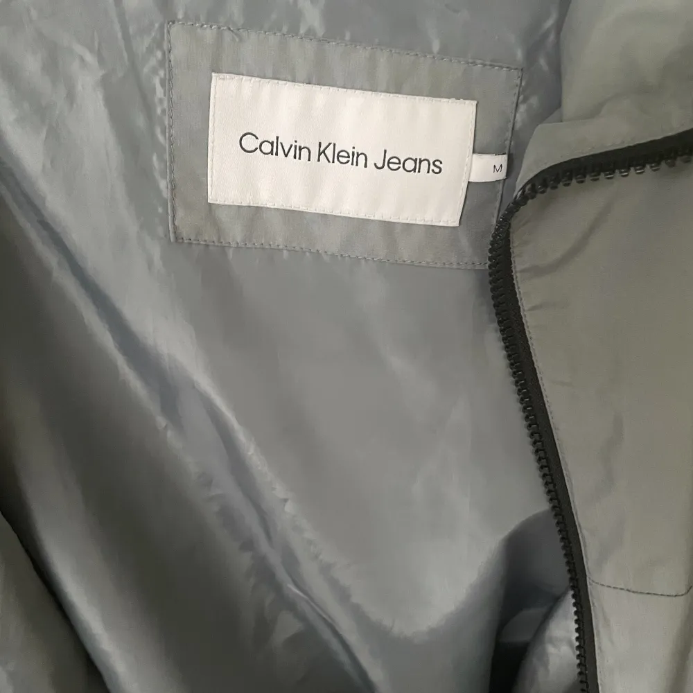 Calvin Klein jacka använd 3-4 gånger och är i helt nyskick. Jackan kostar 1999 nypris och jag säljer den för endast 1000 plus frakt. Storleken är M.färgen är grå grön.. Jackor.