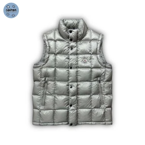 Moncler väst - Moncler väst | - fint skick - storlek L - nypris runt 7000kr - vårt pris 3499kr - hör av dig om du har några frågor!