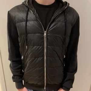 Moncler cardigan - Strl XL men passar L/M Skick 9/10  Bara att skriva om du vill ha mer bilder