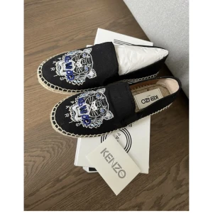 Kenzo skor - Jättesnygga kenzo skor. Köpta för 2600kr men säljs inte längre. Sparsamt använda. 