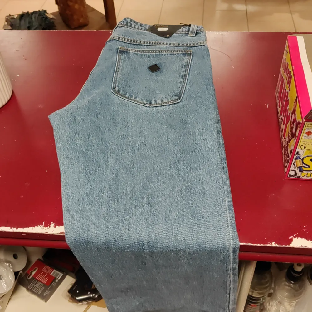 Ljusblåa jeans från A Brand, 90s relaxed fit. Storlek 32/34. Nya. . Jeans & Byxor.