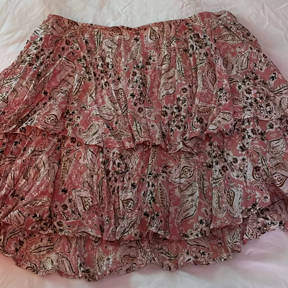 Rosa kjol från zara, knappt använd!  Nypris är 300kr Storlek M, passar S. Kjolar.