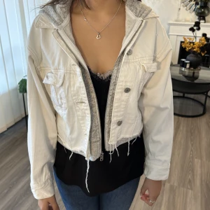 Jacka  - Vit jeans jacka med grå hoodie fast i typ 