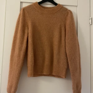 Stickad tröja från second female  - Jättefin och mysig tröja som passar året om! Storlek M🧡