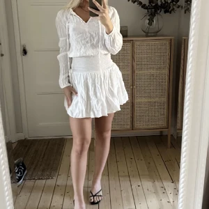 Vit klänning - Vit klänning från Gina tricot med små stjärnor i tyget. 🩷