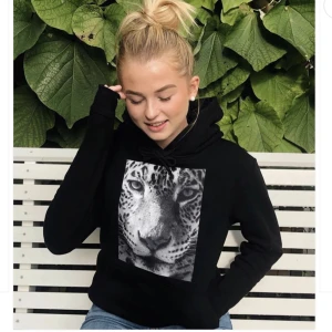 The cool elephant hoodie - Säljer denna super fina hoodie från the cool elephant, den är i super bra skick o säljer pga att den har blivit för liten för mig❤️kom privat för fler information och bilder!