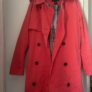 Röd GANT kappa - Säljer denna otroliga kappan från Gant❤️ Den är väl använd och tvättad några gånger men fortfarande i fint skick! Säljer då den har blivit förliten för mig❤️ nypris: 3000kr