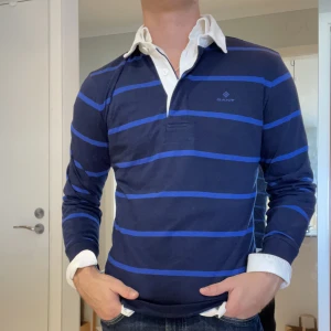 Rugby tröja från GANT - En riktigt snygg gant rugbytröja i storlek Small.  Den är väldigt fin och man ser knappt att den har blivit använd!  Om du har några frågor eller vill ha fler bilder är det bara att höra av dig!  Mvh David
