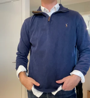 Ralph Lauren Halfzip - En riktigt fin mörkblå Ralph Lauren Halfzip i storlek S. Riktigt skönt material!  Hör av dig om du har några funderingar!