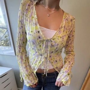 Blus  - Blommig blus med knytning. Aldrig använd och i gott skick⭐️