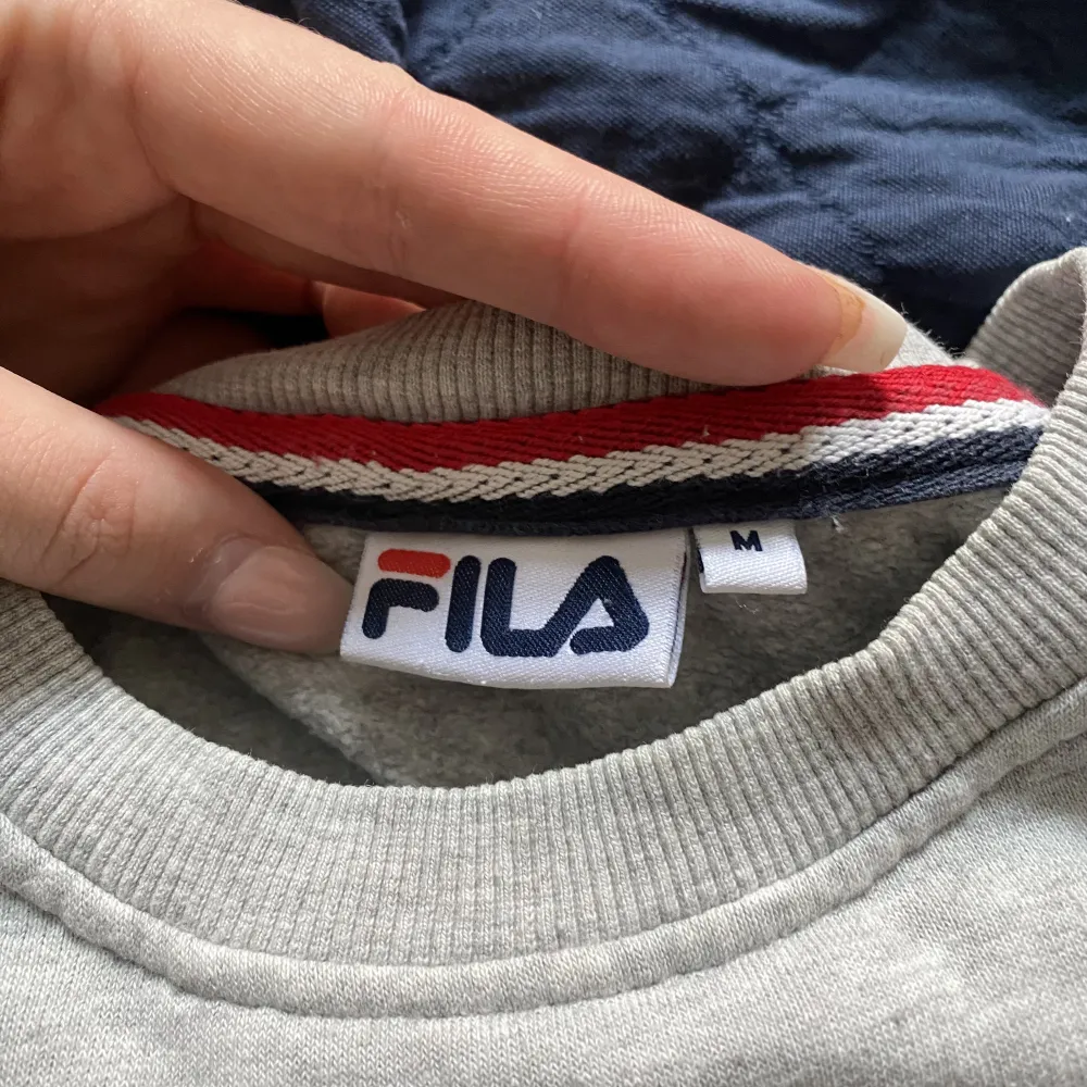 En grå sweatshirt från Fila. Den finns inte några fläckar eller defekter och den är sparsamt använd. Hoodies.
