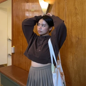 croppad hoodie sweater - croppad sweater med hoodie från weekday i jättemysig höst färg 