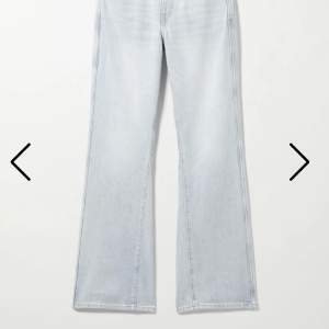 Jeans från Weekday i modellen Sway. De är mid rise fat mer åt low hållet och bootcut💕