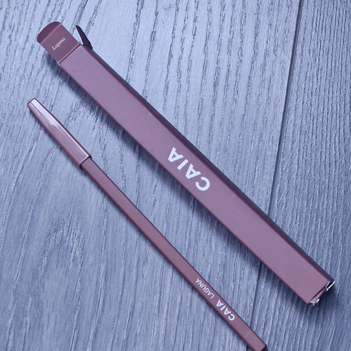 Caia läppenna i färgen Laguna