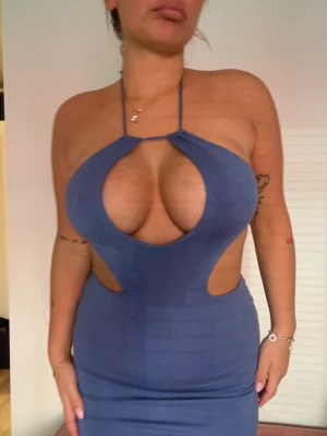 Oanvänd oh-polly - Superfin klänning som tycärr aldrig kommit till andvändning då den är lite liten vid bysten. Jag är 1,65 och den går lite ovanför knäna. Kan välja lite hur den ska sitta då den är strechig 