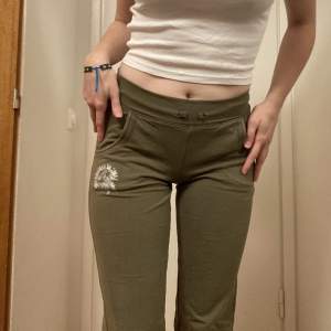 Mysiga militärgröna shorts som är low waisted och går ner till knäna.  Pris kan diskuteras 🙌