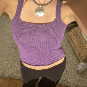 Stickat linne - Ett linne med kors i ryggen som jag stickat själv. Hör av er vid frågor