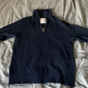 Blå half zip - Säljer nu min snygga half zip då den inte kommer till användning. Strl L men passar även M. Skick 10/10, Priset går att diskutera