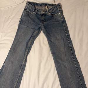 Ett par lågmidjade jeans från weekday i storlek 24/30. Men de är uppsprättade där nere. Köpta för 500