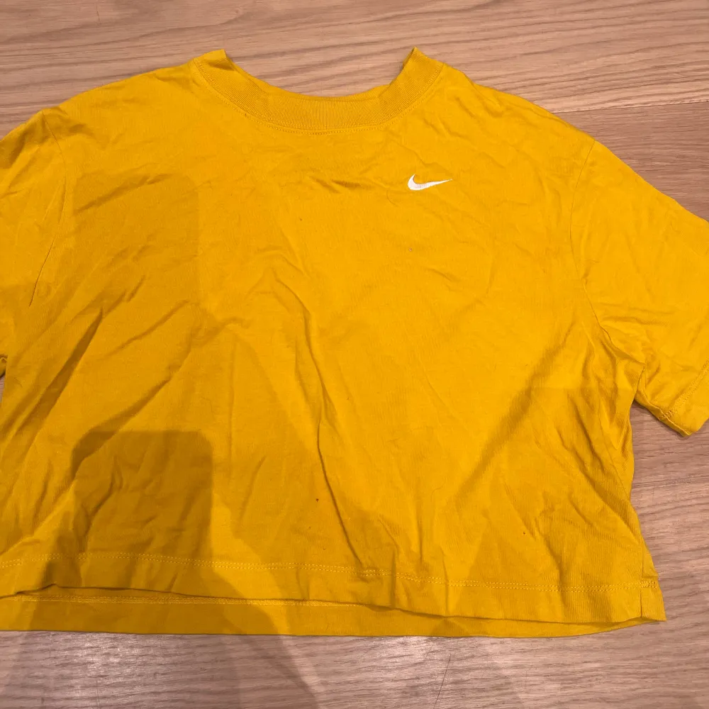 Säljer denna fina gula kroppade t-shirt från Nike. Kommer inte till användning för mig. Köparen står för frakten💕. T-shirts.