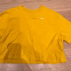 Säljer denna fina gula kroppade t-shirt från Nike. Kommer inte till användning för mig. Köparen står för frakten💕