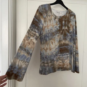 Tie dye tröja  - Coolaste vintage tie-dye tröjan 💕🧡Uppskattar till M då den är lite tight på mig som är L! Väldigt 90-tal 😍Perfekt till hösten, sååå fint skick, hel och inga fläckar 🖤🤎💙Stretchig och lätt utsvängda ärmar! 