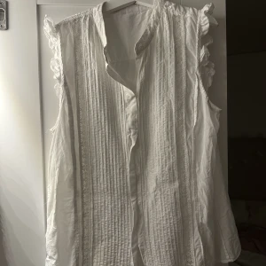 Blus  - Vit blus från vero Moda, knappt använd så inga defekter💕