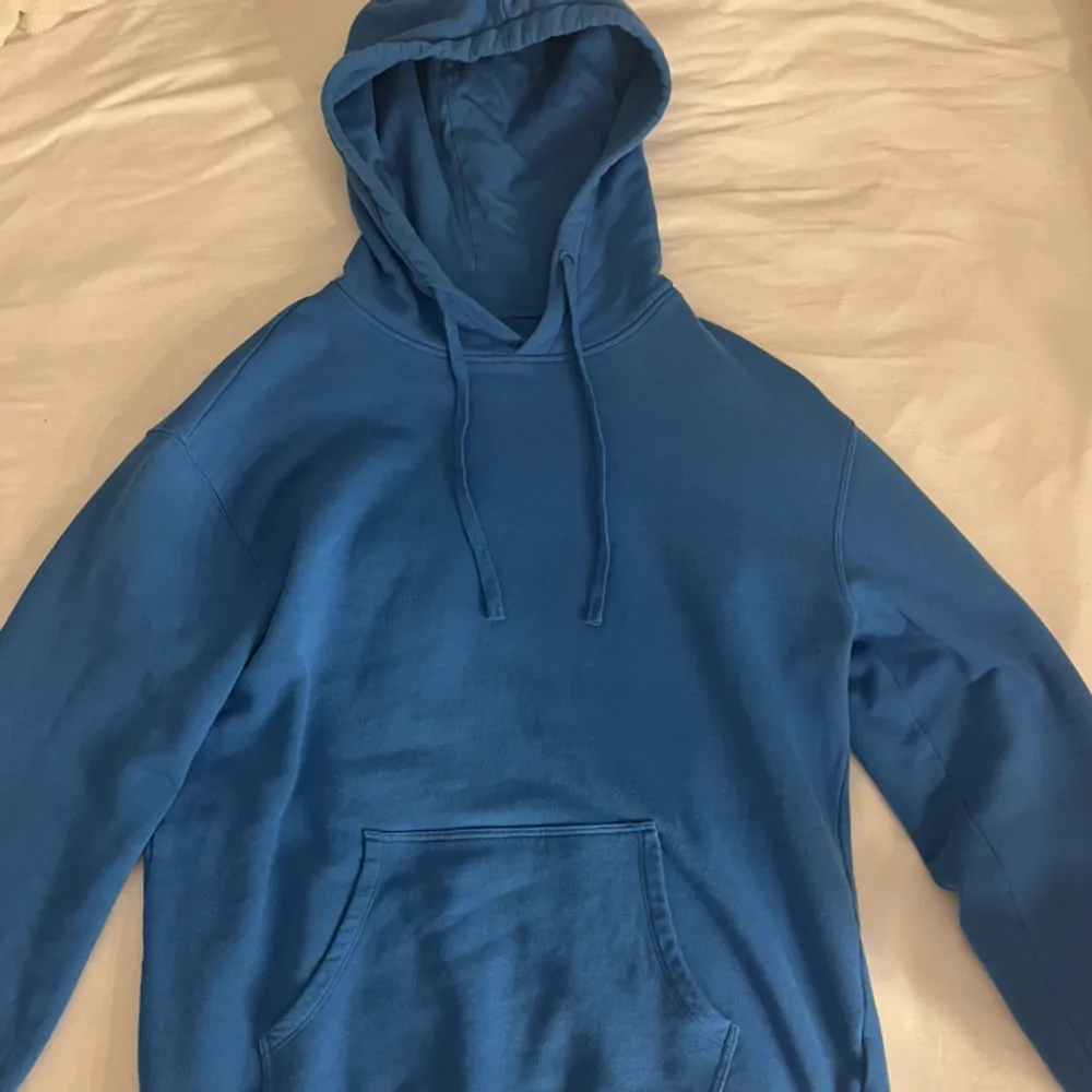 Blå hoodie från Cubus. Använd fåtal gånger. Köpt för 399kr.. Hoodies.